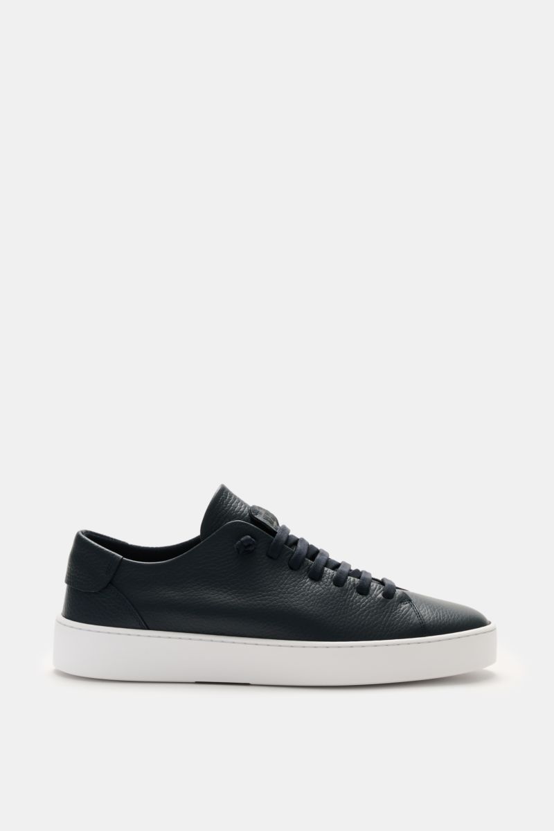 Fabiano Ricci Sneaker navy shown from the side, made of soft, grained Nappa leather with round toe, seven-eyelet elastic lacing for slip-on fit, logo-embossed tongue, mesh lining, removable padded insole, and flexible white rubber sole.