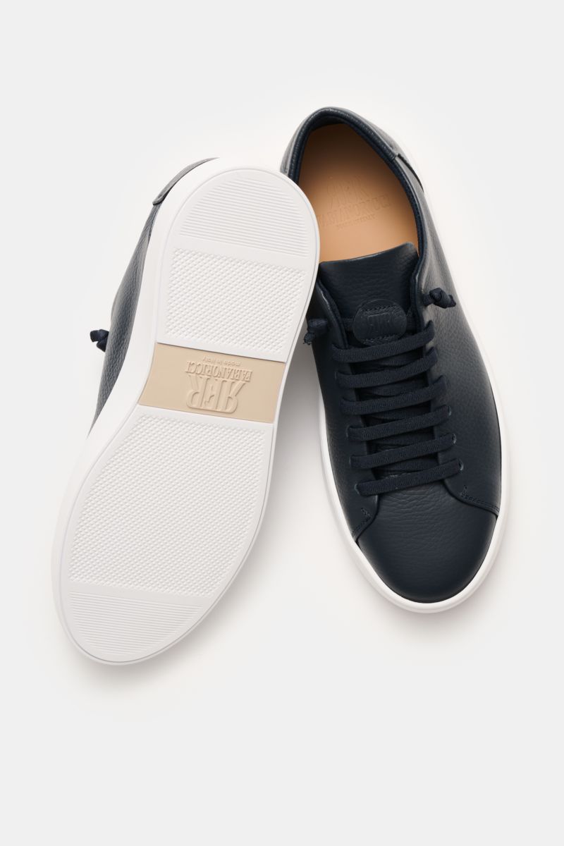 Fabiano Ricci Sneaker navy shown from top and sole view, made of soft navy nappa leather with elastic laces, round toe, padded mesh lining, and flexible white rubber sole.