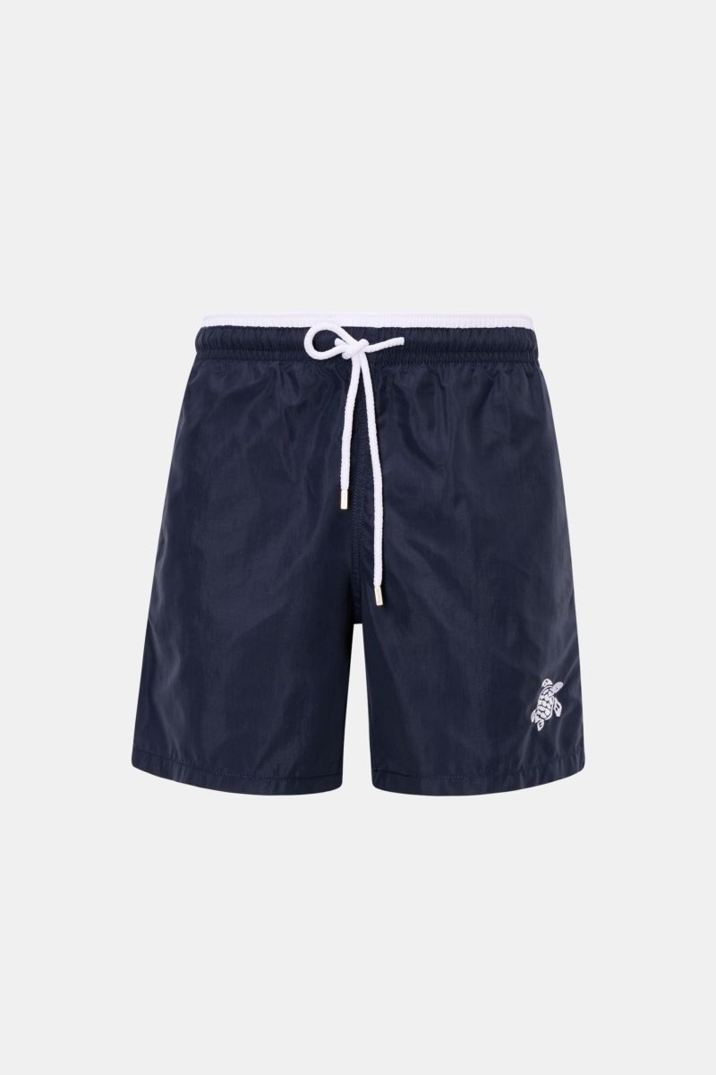 Vorne fotografierte Vilebrequin Badeshorts 'Moka' navy aus hochwertiger Microfaser mit elastischem Bund, Tunnelzug und Turtle-Stitching.