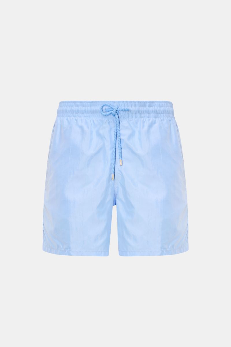 Vorderansicht der hellblauen Vilebrequin Badeshorts 'Moorea' aus leichter Microfaser mit elastischem Bund, Tunnelzug und Taschen.