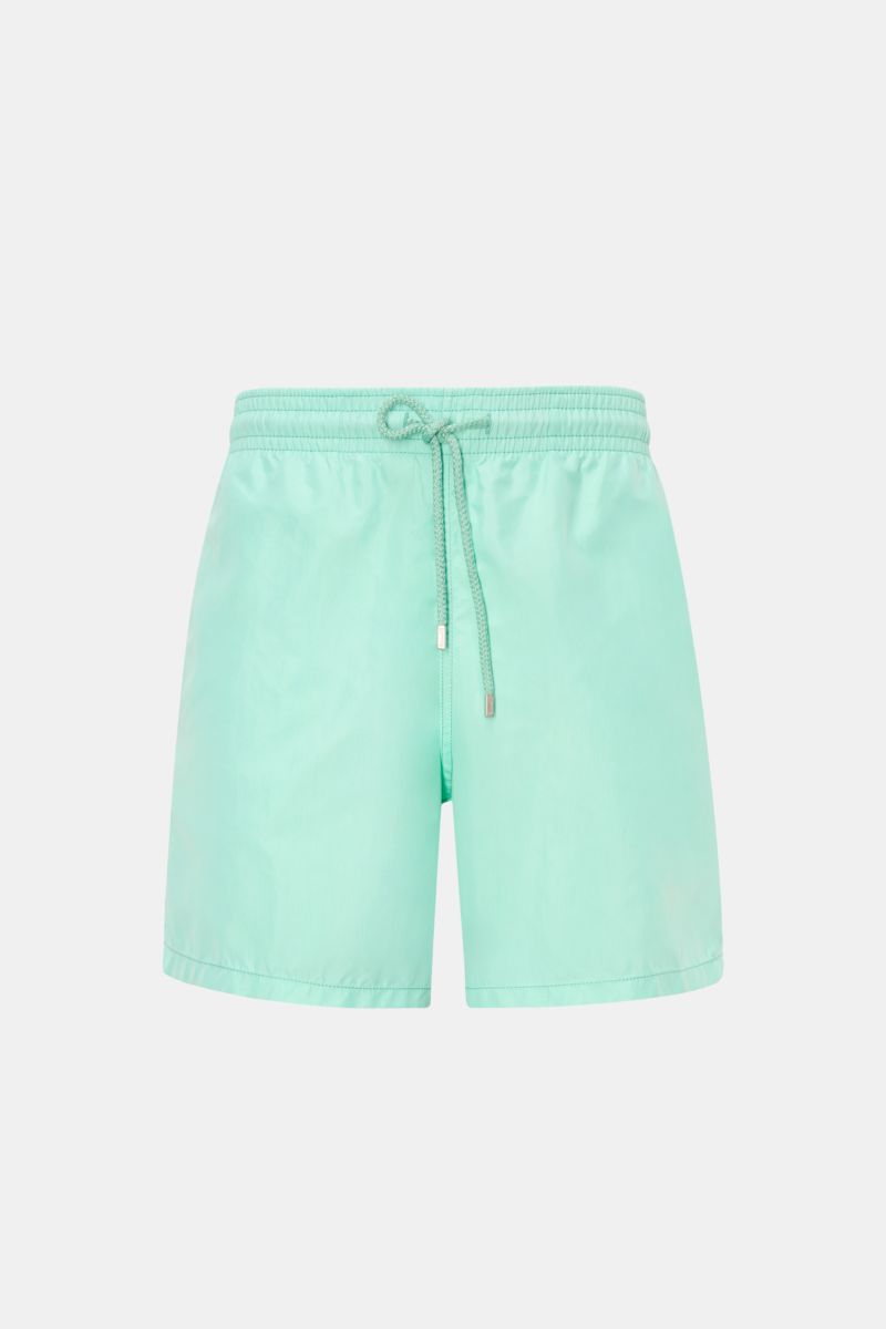 Vorderansicht der mintgrünen Vilebrequin Badeshorts 'Moorea' aus leichter Microfaser mit elastischem Bund, Tunnelzug und Taschen.