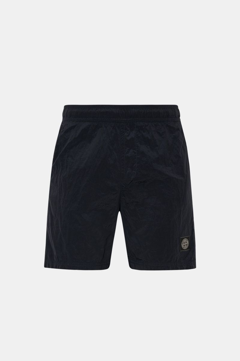 Stone Island Badeshorts dark navy, frontale Ansicht, Regular Fit, recycelte Microfaser, elastischer Bund, Mesh-Futter, Taschen, Metall-Optik.