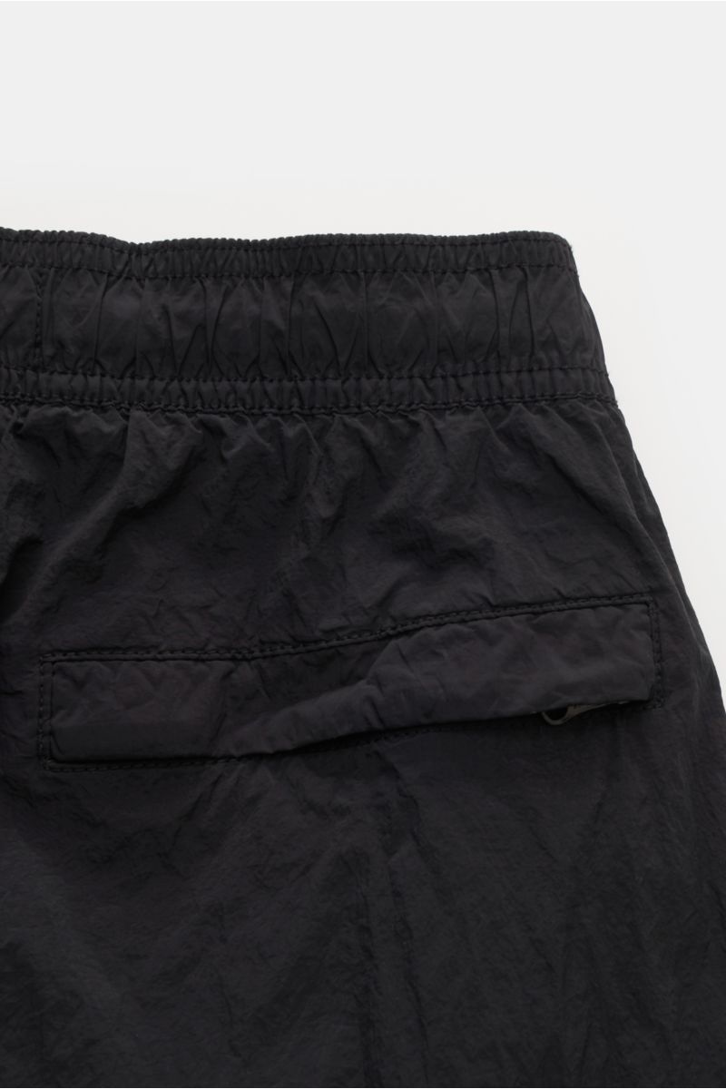 Stone Island Badeshorts schwarz, Nahaufnahme Rückansicht, elastischer Bund, Mesh-Futter, recycelte Microfaser, Regular Fit, Zipper-Gesäßtasche.