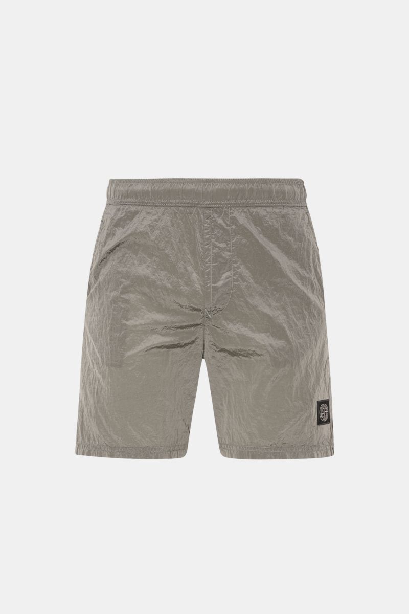 Stone Island Badeshorts grau in Frontansicht mit elastischem Bund, recycelter Microfaser, Regular Fit, Taschen und Metall-Optik.