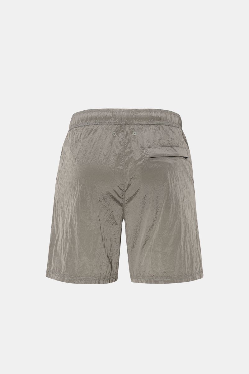 Stone Island Badeshorts grau, Rückansicht, Regular Fit, recycelte Microfaser in Metall-Optik, elastischer Bund, Zipper-Gesäßtasche, französische Taschen.