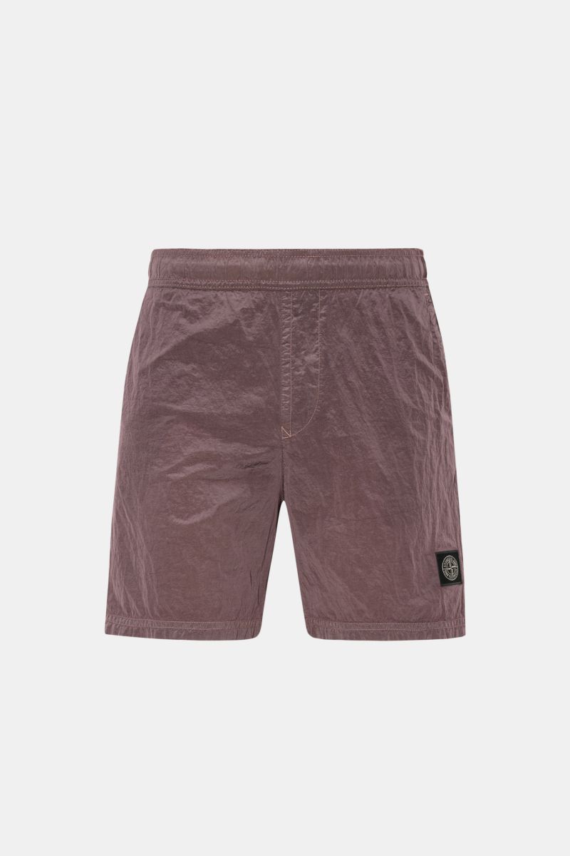 Stone Island Badeshorts altrosa in Regular Fit, frontal fotografiert, aus recycelter Microfaser mit elastischem Bund und Weblabel am Saum.