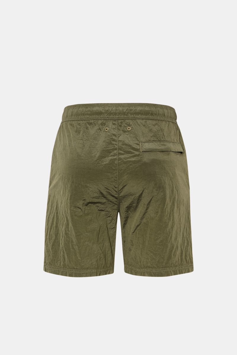 Stone Island Badeshorts oliv, Rückansicht, Regular Fit mit elastischem Bund, recycelte Microfaser, glatte Metall-Optik, Gesäßtasche mit Zipper.