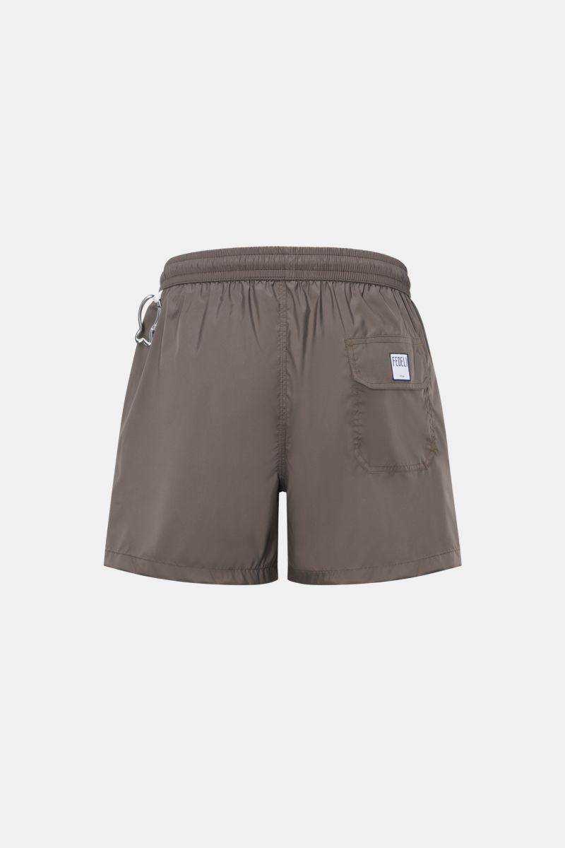 Rear view of Fedeli Swim shorts 'Madeira Airstop' brown with elasticated waistband, back pocket, whale-shaped carabiner, and short hem vents.

The swim shorts 'Madeira Airstop' by FEDELI are a timeless model for your suitcase. With their comfortable el