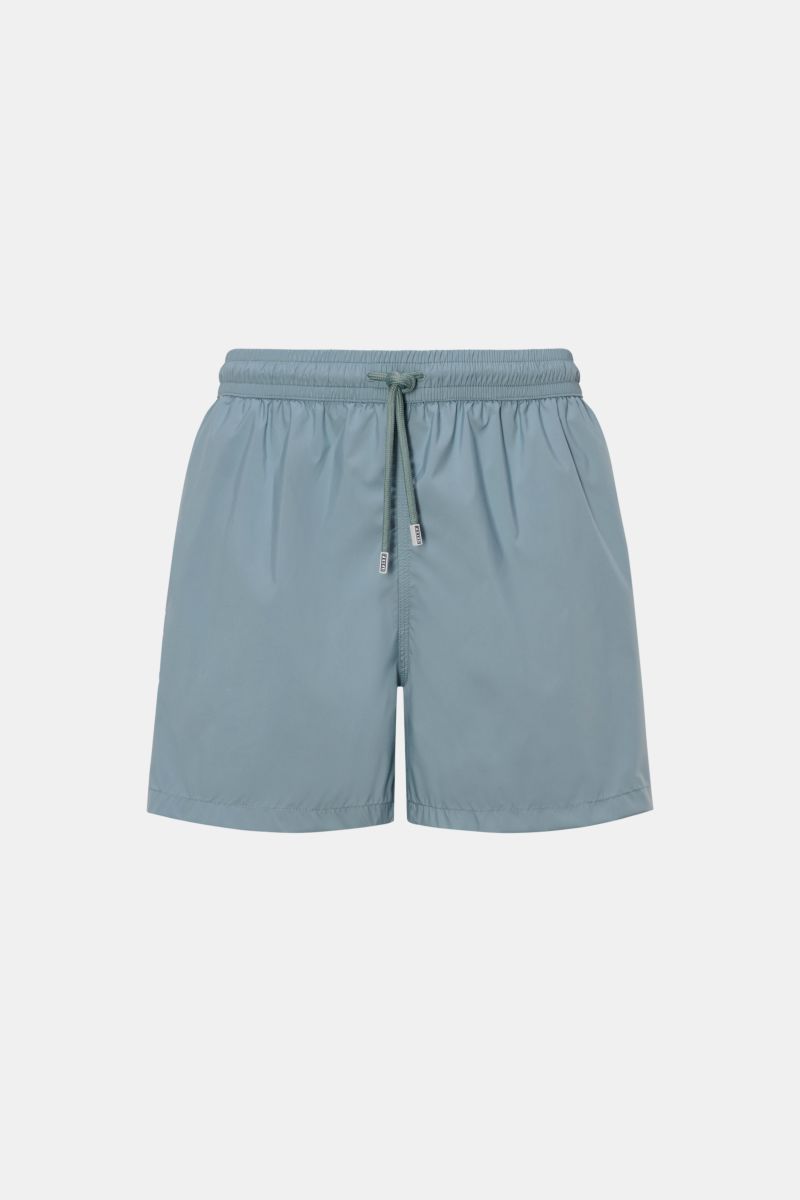 Front view of Fedeli Swim shorts 'Madeira Airstop' smoky blue with elasticated waistband, drawstring, side pockets, and quick-drying microfiber fabric.

The swim shorts 'Madeira Airstop' by FEDELI are a timeless model for your suitcase. With their comf