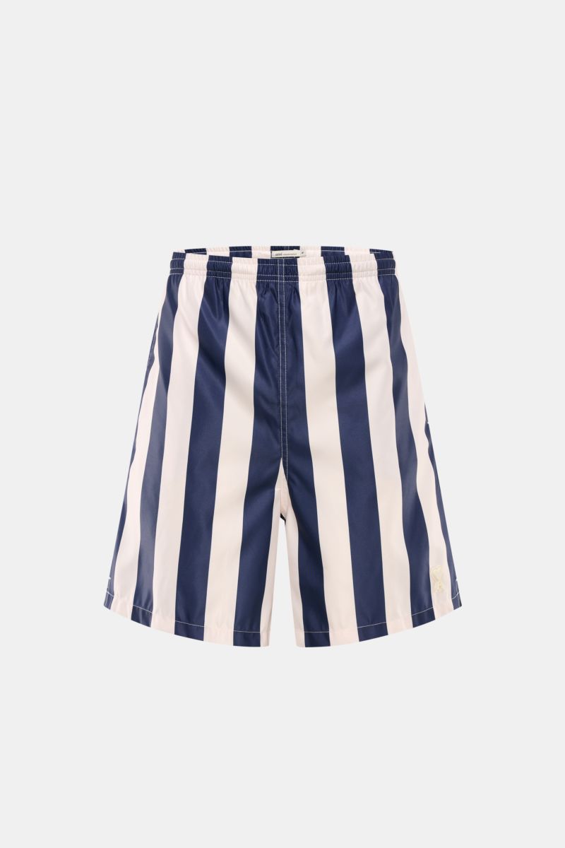 Ami Paris Badeshorts navy/weiß gestreift shown from the front, featuring vertical navy and white stripes, elastic waistband, and regular fit. Lässig durch die warme Saison: Mit den Badeshorts von AMI PARIS überzeugen Sie mit französischem Look und geni