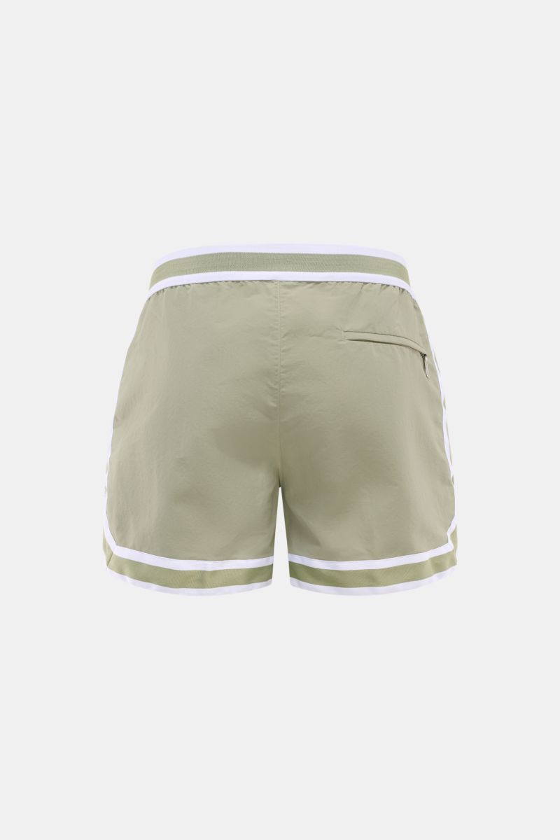 Rückansicht der Ché Badeshorts 'Baller' salbei mit elastischem Bund, Reißverschluss-Gesäßtasche, französischen Taschen und weißem Grosgrain-Besatz.