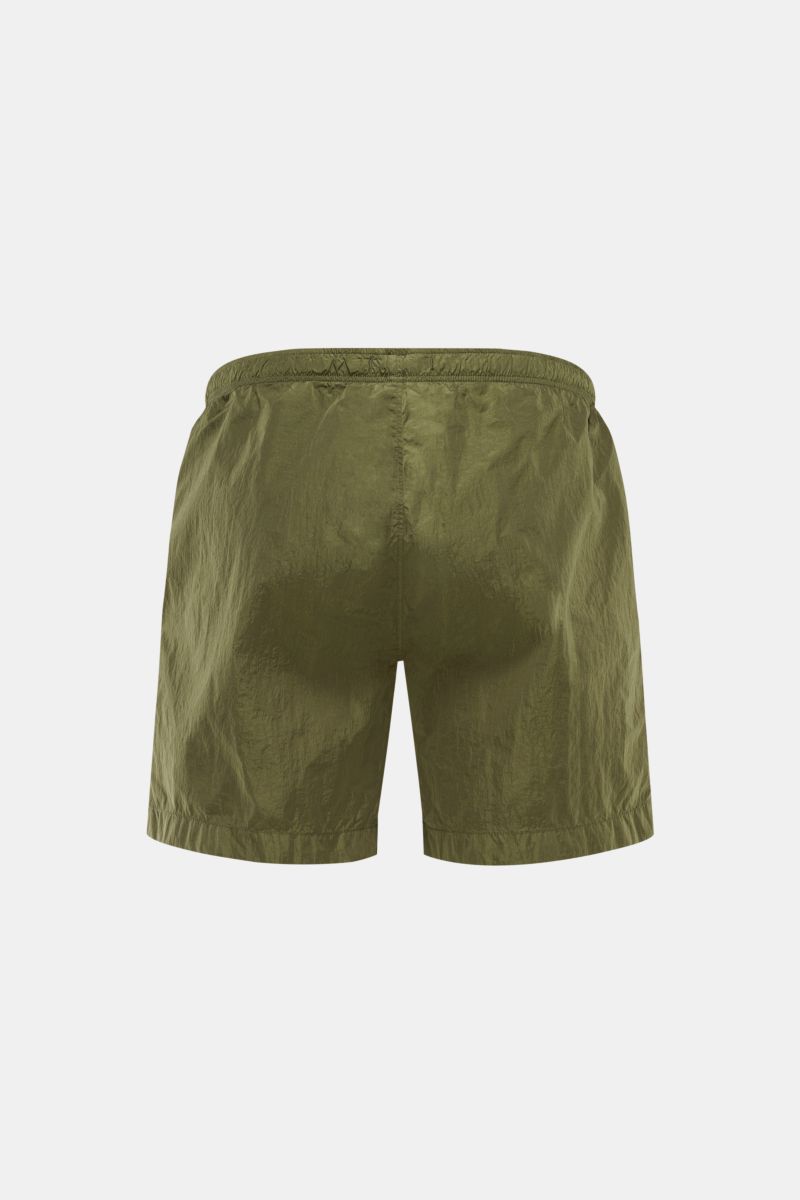 C.P. Company Badeshorts oliv, Rückansicht, glänzende Oberfläche, schnell trocknende Microfaser, Regular Fit, elastischer Bund mit Tunnelzug, französische Taschen, Mesh-Innenfutter, Logo-Patch.