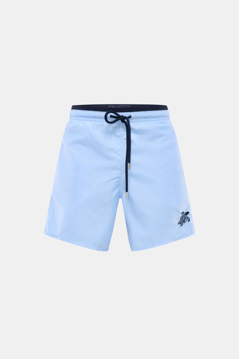 Vilebrequin Badeshorts 'Moka' hellblau, Frontansicht, aus leichter Microfaser mit elastischem Bund, Tunnelzug, Turtle-Stitching und Taschen.