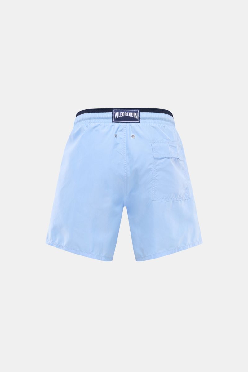 Rückansicht der Vilebrequin Badeshorts 'Moka' hellblau aus leichter Microfaser mit elastischem Bund, Taschen, Turtle-Stitching und Mesh-Innenfutter.
