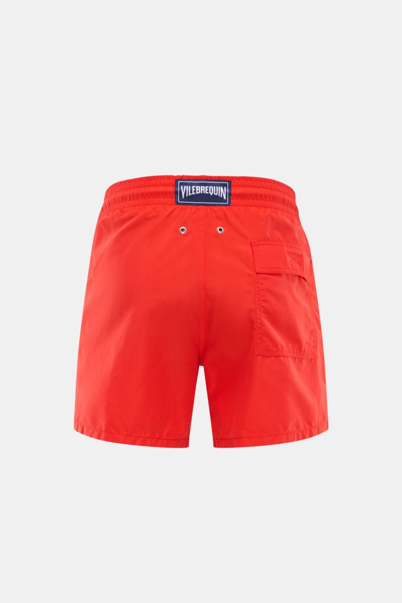 Rückansicht der Vilebrequin Badeshorts 'Moorea' rot aus hochwertiger Microfaser mit elastischem Bund, Taschen und VILEBREQUIN-Label.