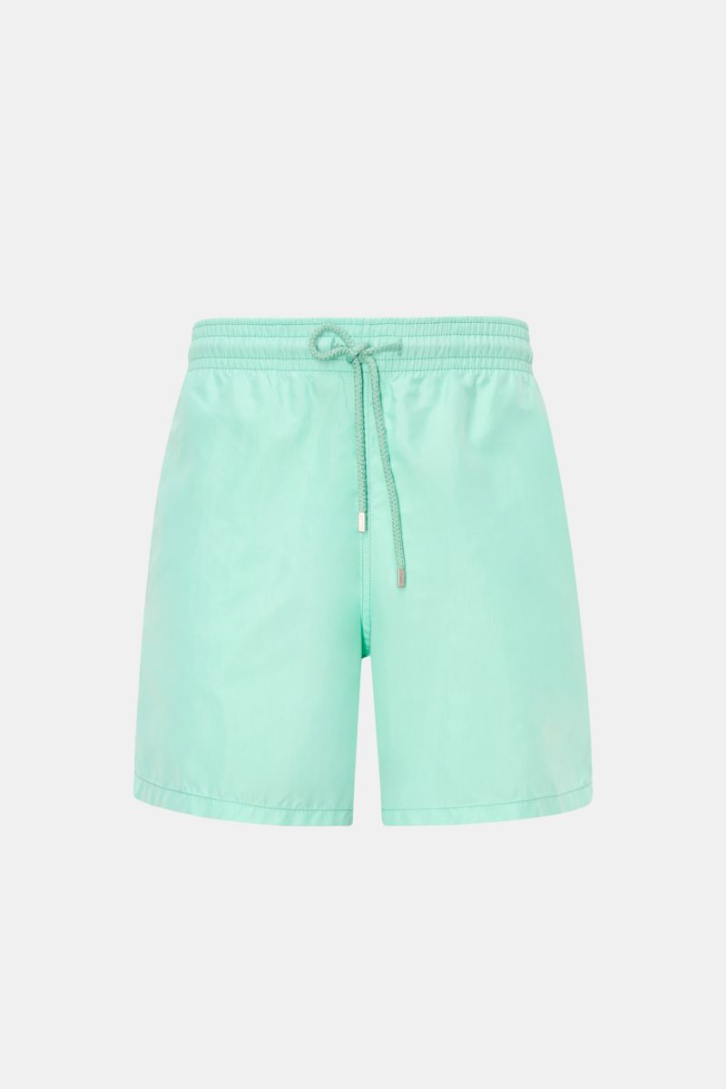 Vorne fotografierte mintgrüne Vilebrequin Badeshorts 'Moorea' aus leichter Microfaser mit elastischem Bund, Tunnelzug und Taschen.