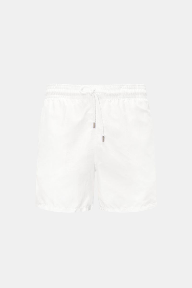 Vorne fotografierte Vilebrequin Badeshorts 'Moorea' weiß aus leichter Microfaser mit elastischem Bund, Tunnelzug, Taschen und Mesh-Innenfutter.