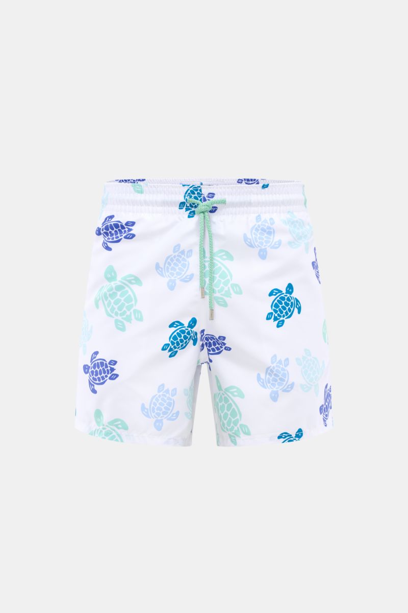Vorderansicht der Vilebrequin Badeshorts 'Moorea' weiß/mint/blau gemustert mit elastischem Bund, Tunnelzug, Taschen und Schildkröten-Print.
