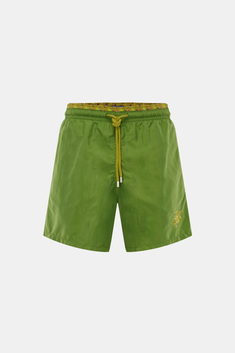 Vorne fotografierte Vilebrequin Badeshorts 'Moka' oliv aus leichter Microfaser mit elastischem Bund, Tunnelzug, Turtle-Stitching und Mesh-Innenfutter.