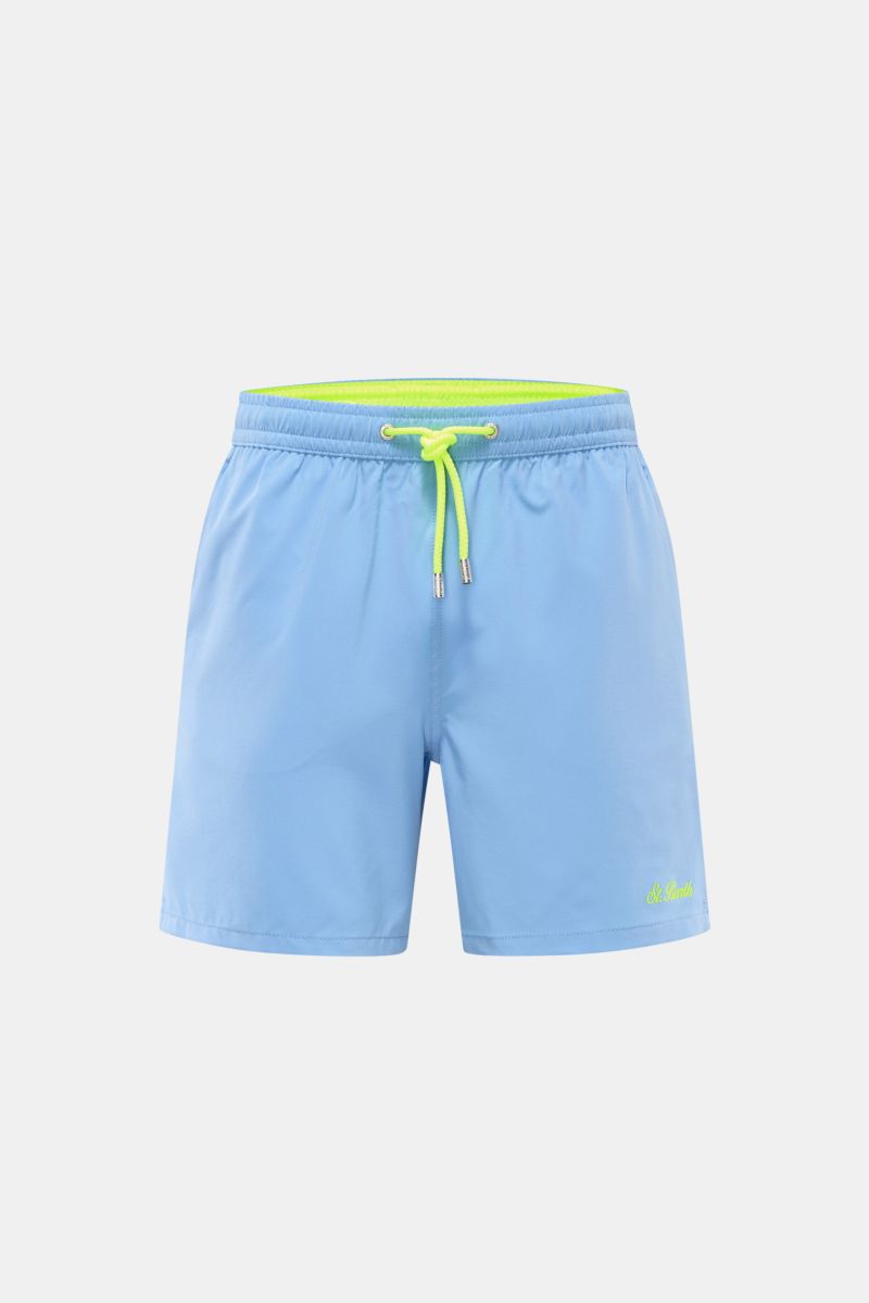 MC2 Saint Barth Badeshorts 'Comfort' hellblau front view with neon yellow drawstring, lightweight quick-dry microfiber, elastic waistband, and side zipper pocket. Tauchen Sie ein in die erfrischende Welt von MC2 SAINT BARTH: Die Badeshorts 'Comfort' au