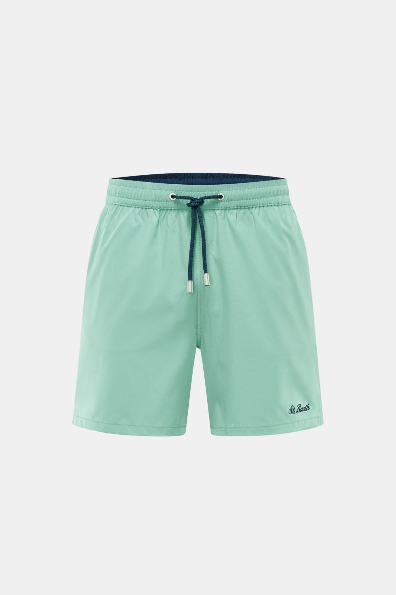 Front view of MC2 Saint Barth Badeshorts 'Comfort' türkis in light turquoise with navy drawstring, elastic waistband, and St. Barth embroidery.

Tauchen Sie ein in die erfrischende Welt von MC2 SAINT BARTH: Die Badeshorts 'Comfort' aus leichter, schnel