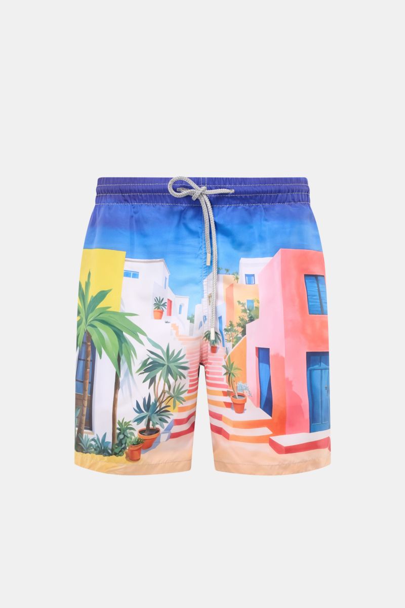 Front view of Zeybra Portofino 1962 Badeshorts 'Lisbona' multicolor with vibrant Mediterranean village print, elastic waistband, and drawstring.

Sommerliches Statement: Mit ihrem markanten Print werden die Badeshorts von ZEYBRA PORTOFINO 1962 zum Blic