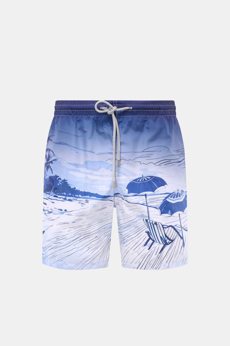 Front view of Zeybra Portofino 1962 Badeshorts 'Spiaggia' rauchblau/hellblau with a beach print, elastic waistband, drawstring, side and back pockets, short slits, soft mesh lining. Sommerliches Statement: Mit ihrem markanten Print werden die Badeshorts v