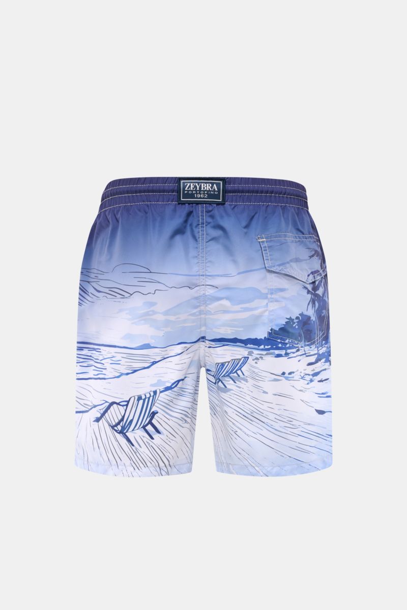Rear view of Zeybra Portofino 1962 Badeshorts 'Spiaggia' rauchblau/hellblau with beach print, elastic waistband, side and back pockets.

Description: Sommerliches Statement: Mit ihrem markanten Print werden die Badeshorts von ZEYBRA PORTOFINO 1962 zum 