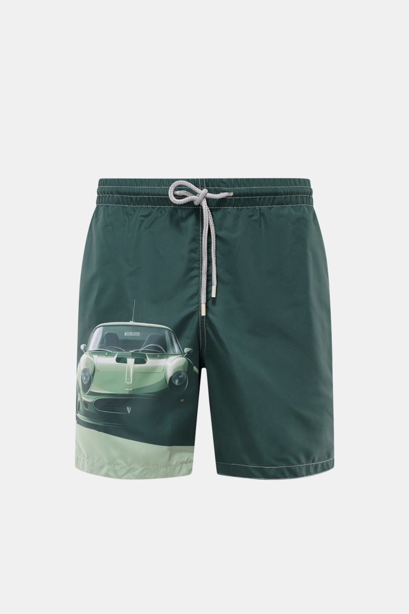 Front view of Zeybra Portofino 1962 Badeshorts 'Lux Car' dunkelgrün/salbei with a detailed vintage car print on dark green fabric, featuring a grey drawstring waistband.

Sommerliches Statement: Mit ihrem markanten Print werden die Badeshorts von ZEYBR