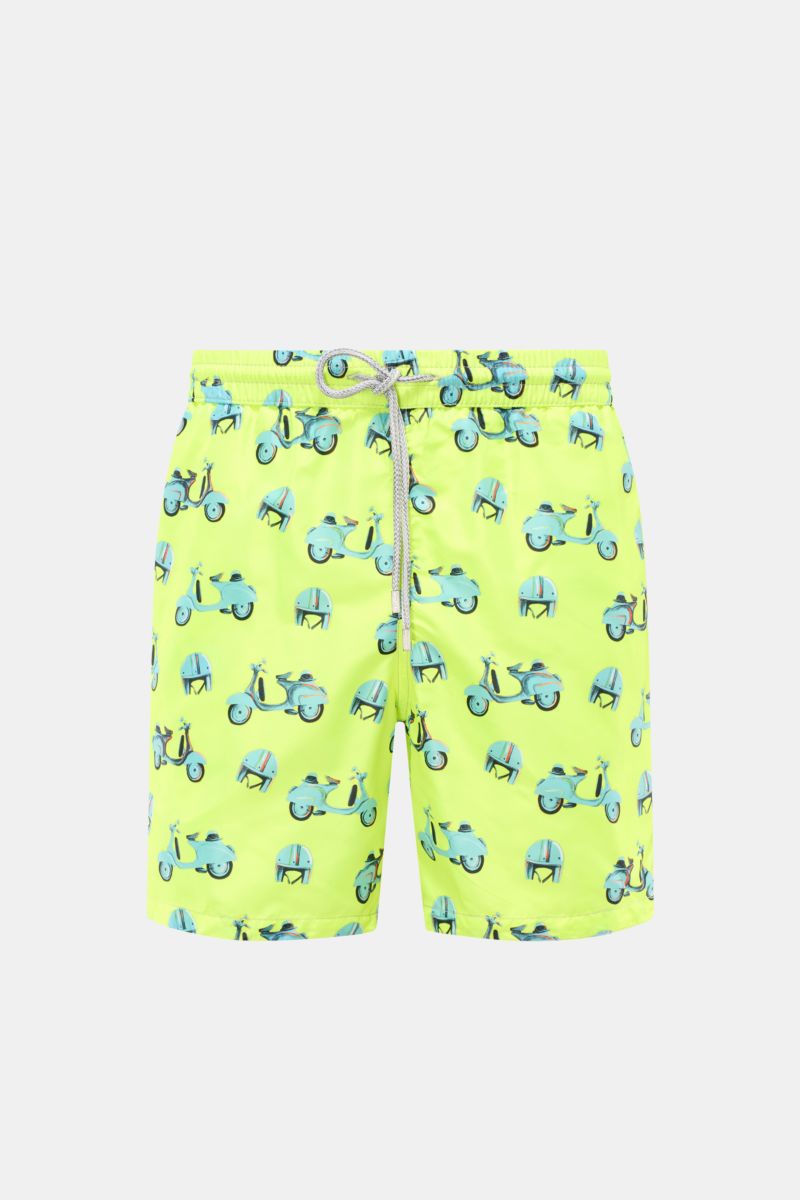 Front view of Zeybra Portofino 1962 Badeshorts 'Scooter' neongelb/hellblau gemustert with blue scooter and helmet print on neon yellow fabric, elastic waistband with drawstring. 

Sommerliches Statement: Mit ihrem markanten Allover-Print werden die Bad