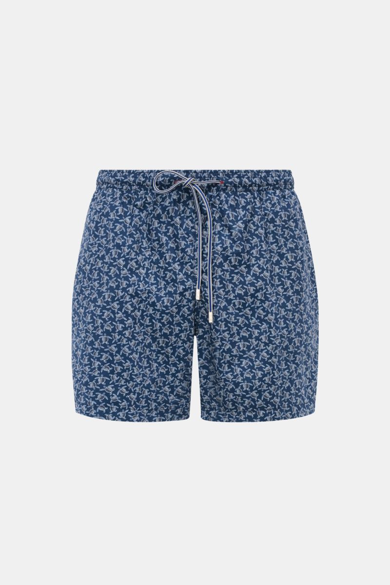 Front view of Zeybra Portofino 1962 Badeshorts 'Tatarughe' navy/blau gemustert with short cut and allover turtle print, elastic waistband with drawstring.

Additional description: Eyecatcher für sonnige Tage: Die Badeshorts von ZEYBRA PORTOFINO 1962 üb