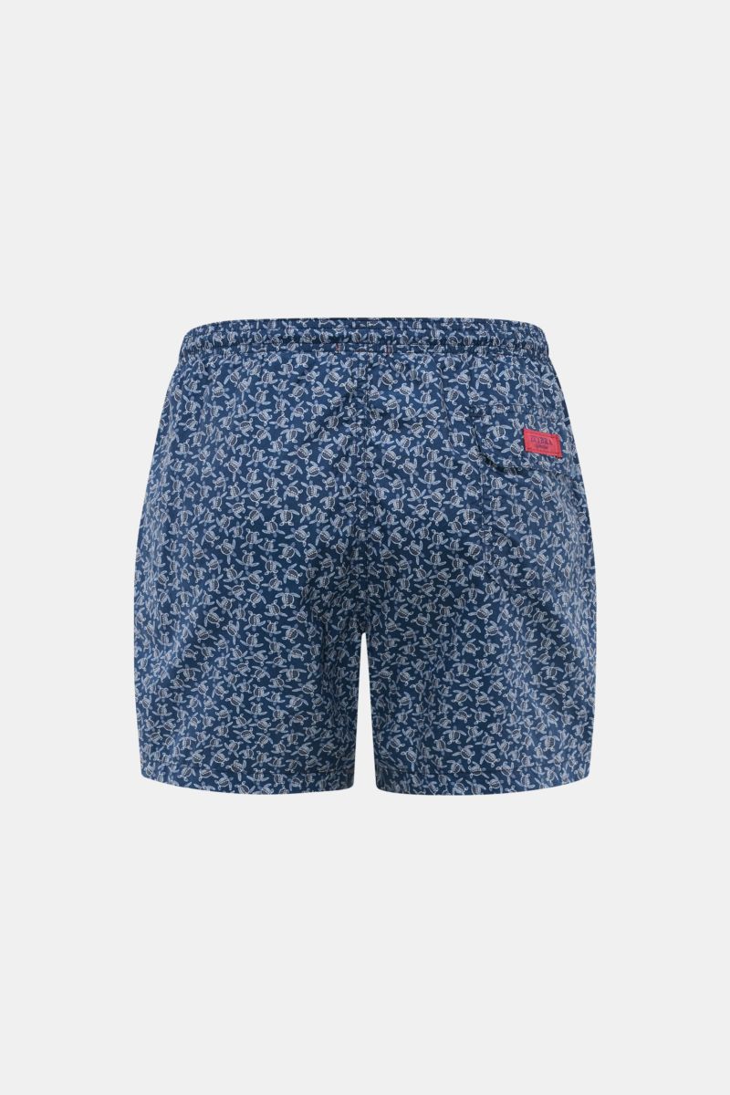 Rear view of Zeybra Portofino 1962 Badeshorts 'Tatarughe' navy/blau gemustert with allover turtle print, elastic waistband, side and back pockets.

Eyecatcher für sonnige Tage: Die Badeshorts von ZEYBRA PORTOFINO 1962 überzeugen mit kurzem Schnitt und 