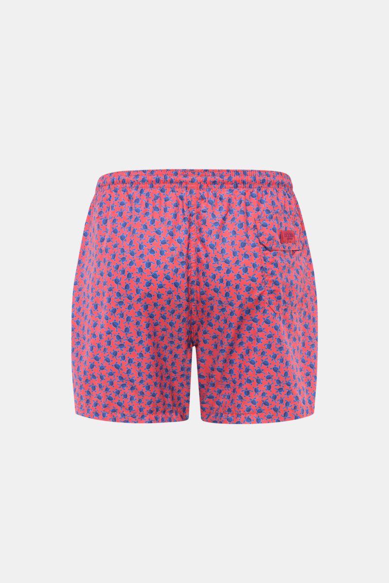 Rear view of Zeybra Portofino 1962 Badeshorts 'Tatarughe' rot/blau gemustert with elastic waistband and back pocket. Eyecatcher für sonnige Tage: Die Badeshorts von ZEYBRA PORTOFINO 1962 überzeugen mit kurzem Schnitt und auffälligem Allover-Print.