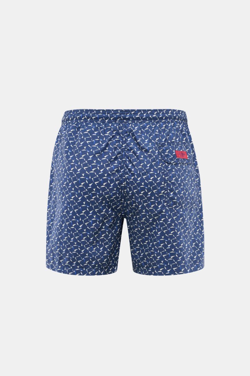 Rear view of Zeybra Portofino 1962 Badeshorts 'Foulard' navy/hellgrau/blau gemustert with elastic waistband, printed pattern, and back pocket with Velcro. Ausdrucksstarker Beach-Look: Die Badeshorts von ZEYBRA PORTOFINO 1962 verbinden grafischen Print 