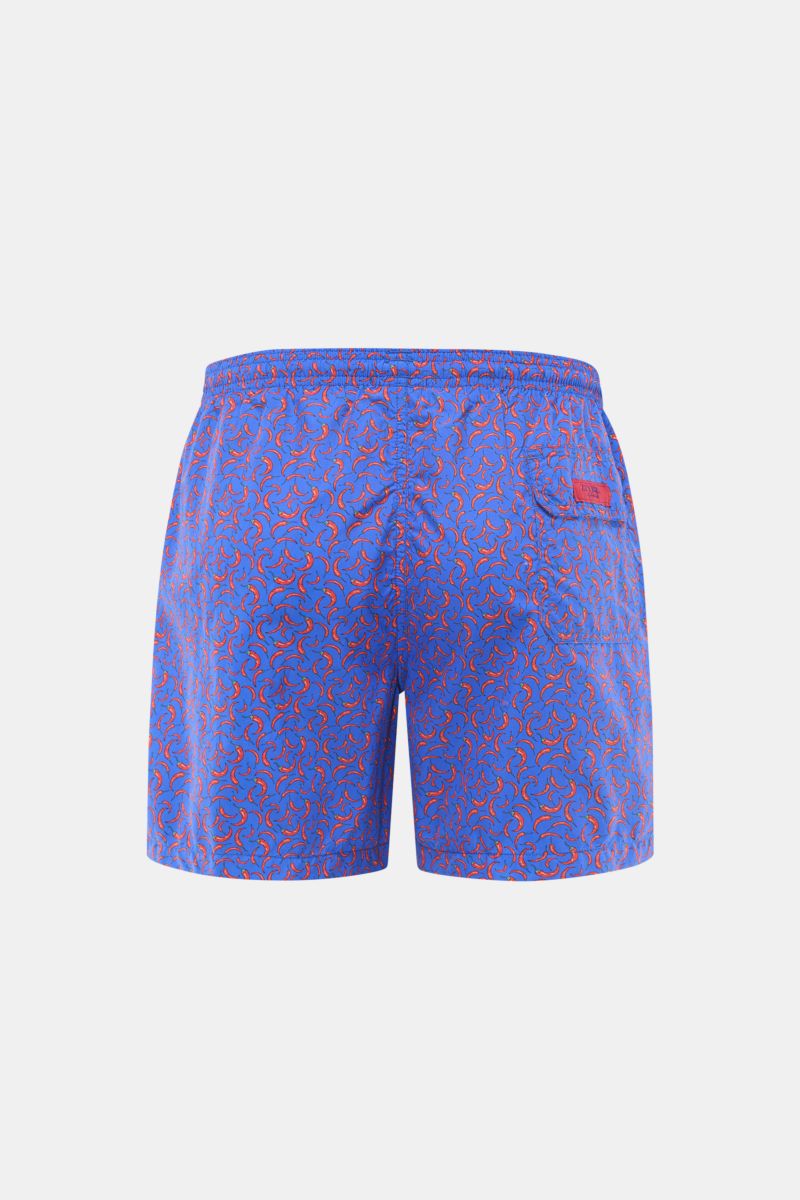 Zeybra Portofino 1962 Badeshorts 'Peperoncini' blau/rot gemustert shown from the back, featuring a short cut and eye-catching allover chili pepper print. Eyecatcher für sonnige Tage: Die Badeshorts von ZEYBRA PORTOFINO 1962 überzeugen mit kurzem Schnitt u