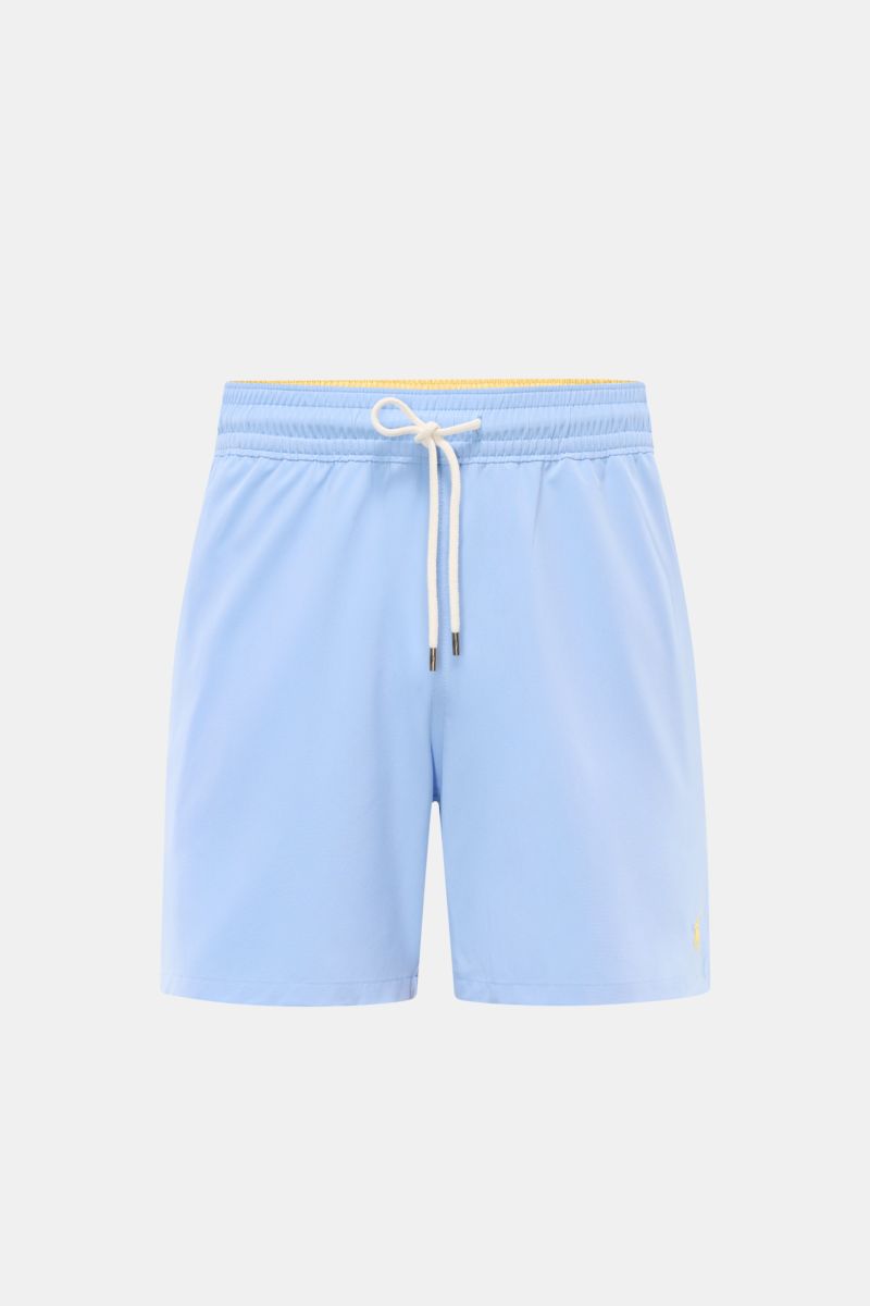 Polo Ralph Lauren Badeshorts 'Traveler' hellblau, Frontansicht, Regular Fit, elastischer Bund mit Tunnelzug, schnelltrocknende Microfaser, Taschen seitlich, Gesäßtasche mit Patte, Mesh-Innenfutter, Logo-Stitching, ideal für den Urlaub.