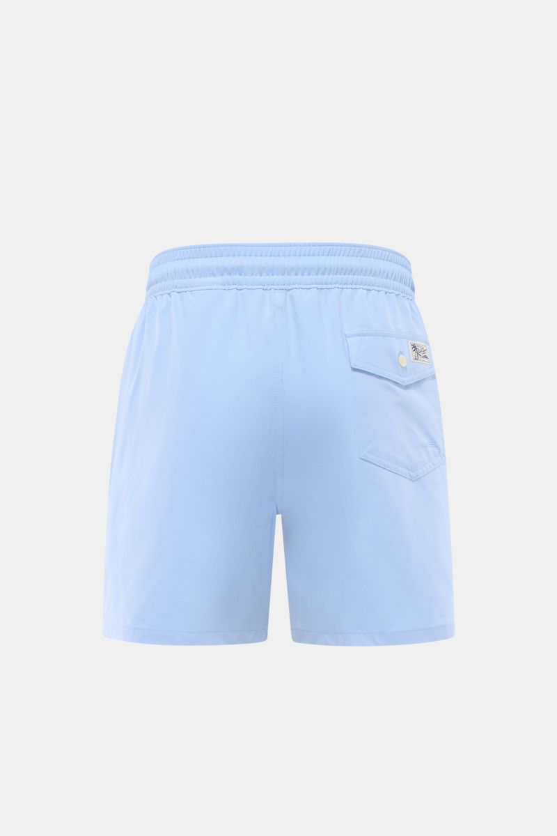 Polo Ralph Lauren Badeshorts 'Traveler' hellblau, Rückansicht, Regular Fit, elastischer Bund, schnelltrocknende Microfaser, Gesäßtasche mit Patte, Mesh-Innenfutter. Stilsicher auf Reisen.