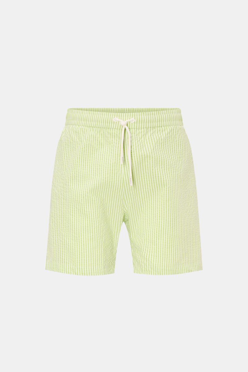 Frontansicht der 04651/ A trip in a bag Badeshorts pastellgrün/weiß gestreift aus leichtem Baumwoll-Seersucker mit elastischem Bund und Tunnelzug.