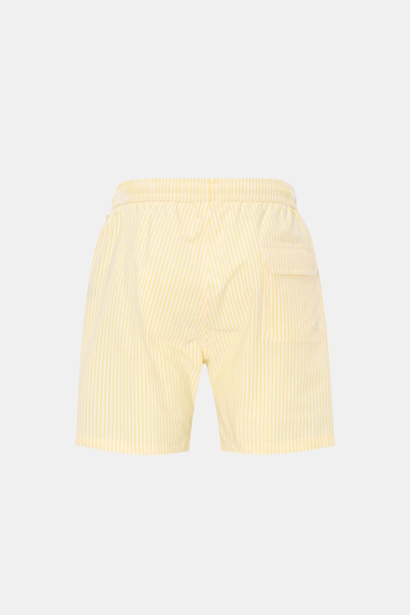 Rückansicht der 04651/ A trip in a bag Badeshorts pastellgelb/weiß gestreift aus leichtem Baumwoll-Seersucker mit elastischem Bund, Taschen und Mesh-Innenfutter.