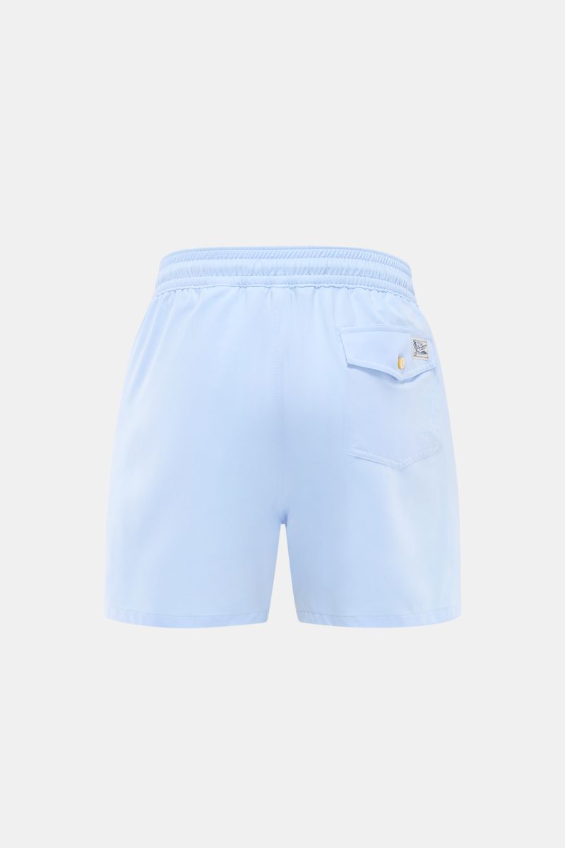 Polo Ralph Lauren Badeshorts 'Traveler' hellblau von hinten, Regular Fit, elastischer Bund, Gesäßtasche mit Patte, schnelltrocknende Microfaser.