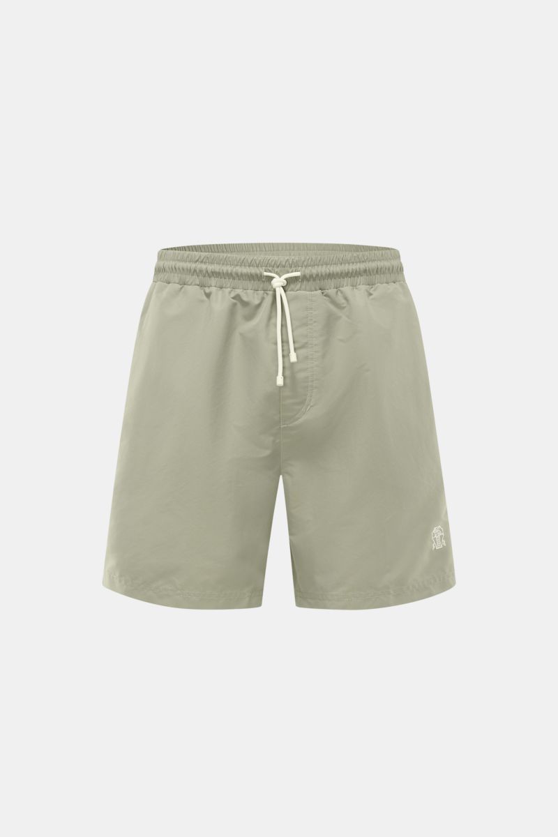 Front view of salbei-colored Brunello Cucinelli Badeshorts with elastic waistband, drawstring, and subtle logo stitching on thigh.

Luxuriös entspannen: Mit ihrem dezenten Logo-Stitching werden die Badeshorts von BRUNELLO CUCINELLI zum stilvollen Begle