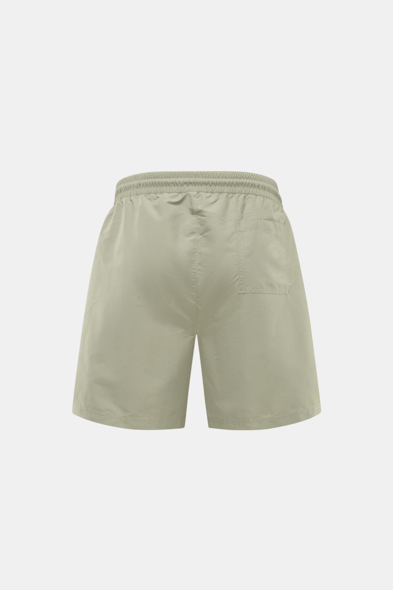 Back view of Brunello Cucinelli Badeshorts salbei in sage green, showing elastic waistband, back pocket with Velcro, and smooth microfiber fabric. Luxuriös entspannen: Mit ihrem dezenten Logo-Stitching werden die Badeshorts von BRUNELLO CUCINELLI zum stil