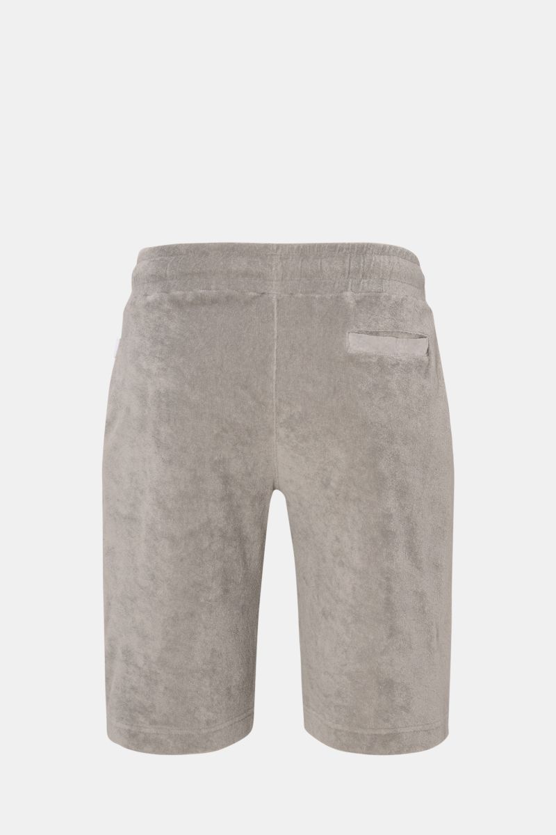 Rückansicht der 04651/ A trip in a bag Frottee-Shorts 'Terry' grau aus weichem Baumwoll-Frottee mit elastischem Bund, französischen Taschen, Leistentasche und kleinem Weblabel.