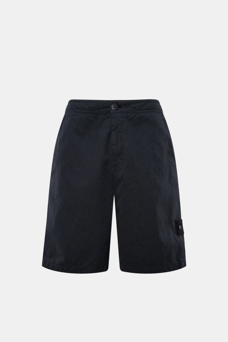 Stone Island Shorts 'Ghost Piece' navy, frontale Ansicht, Baumwoll-Leinen-Canvas, Regular Fit, tonales Kompass-Badge, Reißverschluss, Bundknopf, französische Taschen.