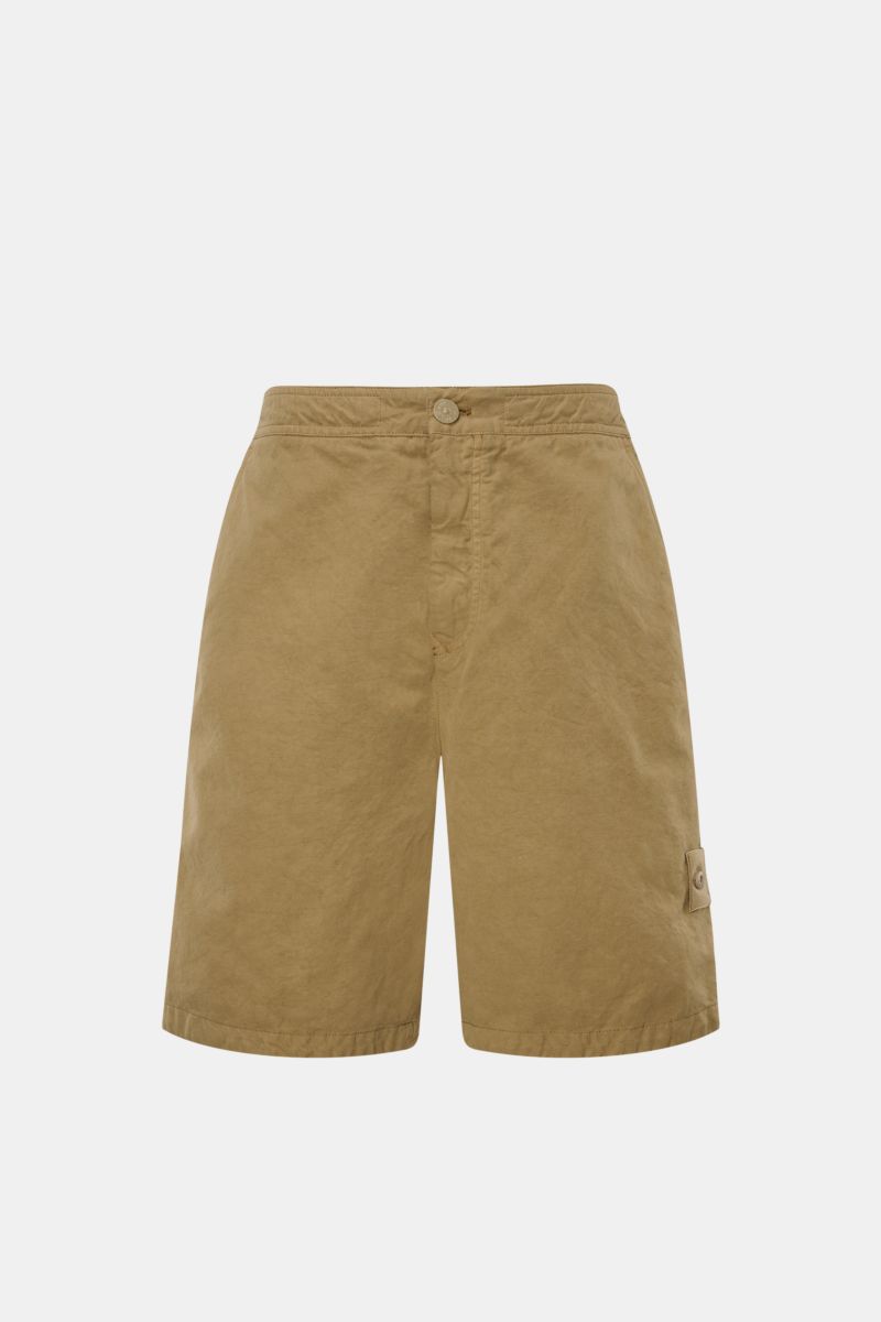 Stone Island Shorts 'Ghost Piece' khaki, frontale Nahaufnahme, monochromes Sommer-Canvas-Shorts mit tonalem Kompass-Badge, Regular Fit, Baumwoll-Leinen.