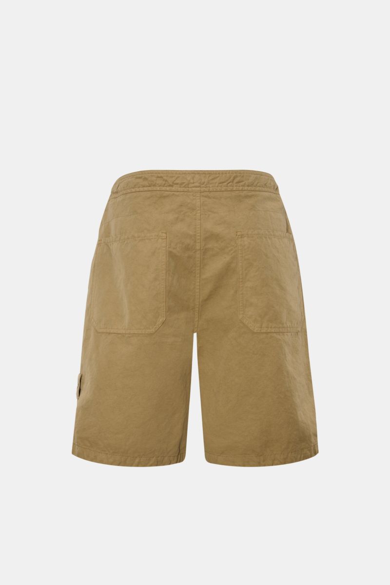 Stone Island Shorts 'Ghost Piece' khaki Rückansicht, robustes Baumwoll-Leinen-Canvas, tonales Kompass-Badge, aufgesetzte Gesäßtaschen, Regular Fit.