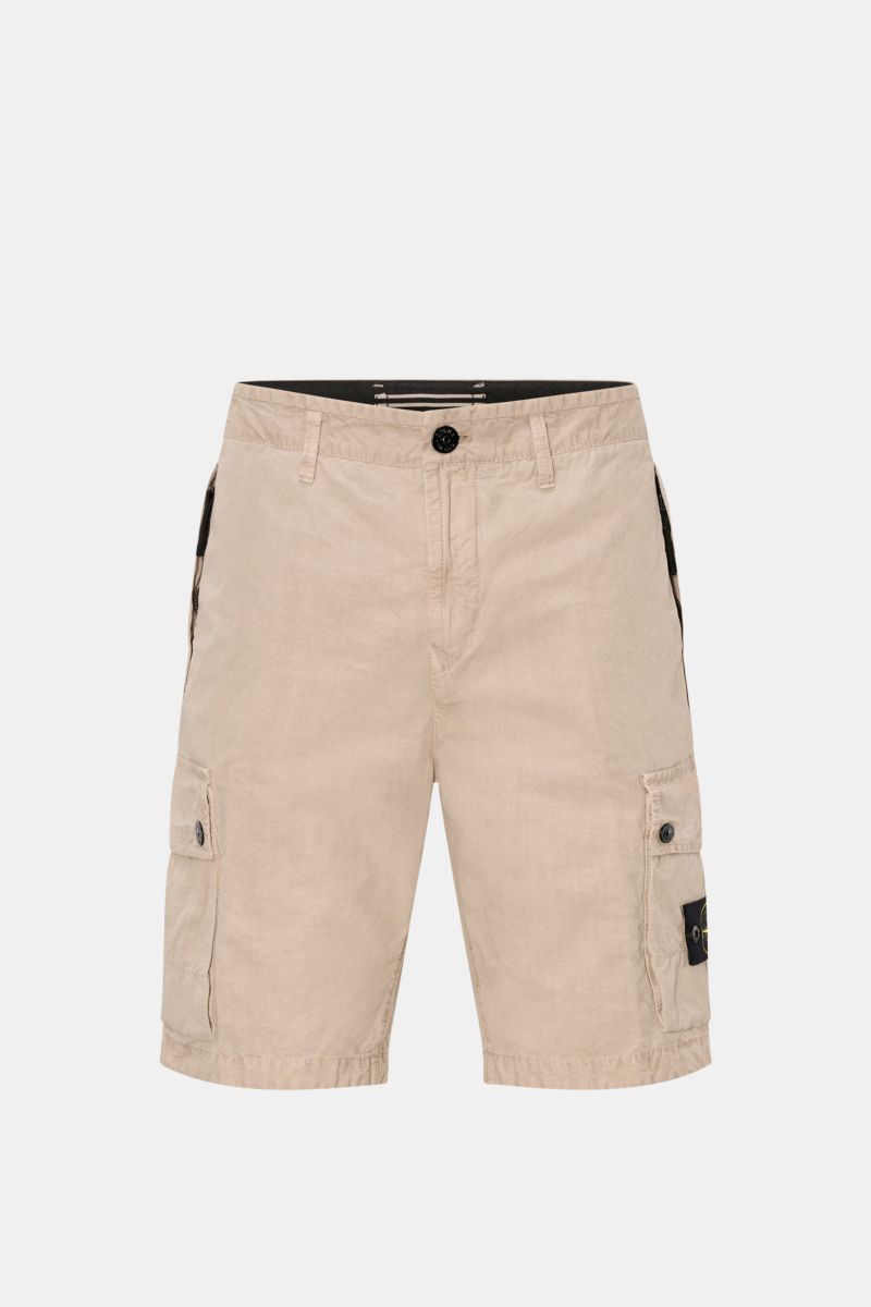 Stone Island Cargo-Bermudas beige, frontale Ansicht, reine Baumwolle, hohe Bundhöhe, praktische Cargotaschen mit Druckknöpfen und Kompass-Badge.