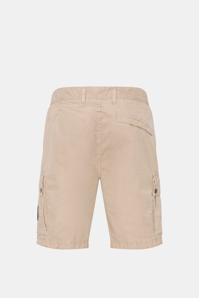 Stone Island Cargo-Bermudas beige, Rückansicht, Regular Fit, hohe Bundhöhe, leichte Baumwolle, Cargotaschen mit Druckknöpfen, Kompass-Badge.