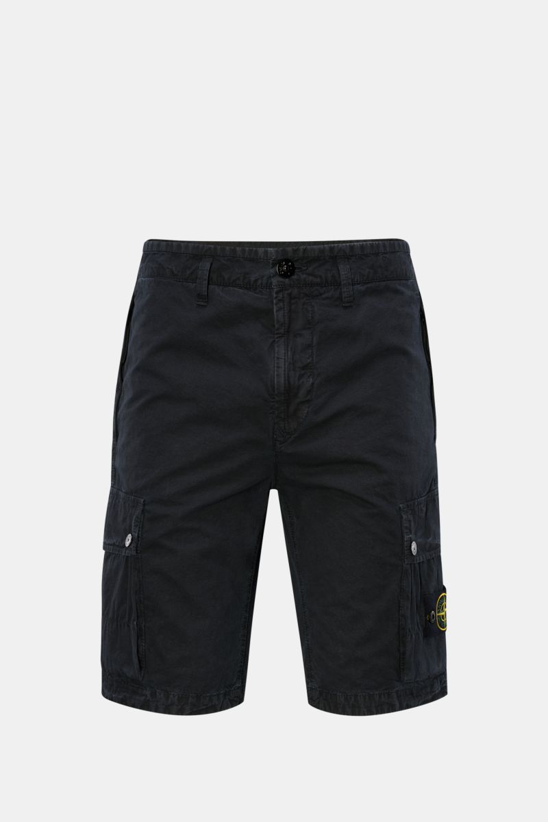 Stone Island Cargo-Bermudas dark navy shown from the front, made of soft, lightweight cotton with high waistband, zippered hip pockets, buttoned cargo pockets, and signature compass badge. Garantiert lässiger Tragekomfort: die bequemen Cargo-Bermudas von 