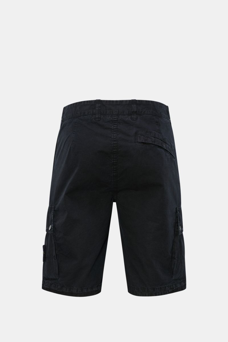 Rear view of Stone Island Cargo-Bermudas dark navy in lightweight pure cotton with high waist, zipper, button, cargo pockets with press studs, and brand compass badge, offering soft feel and casual comfort.